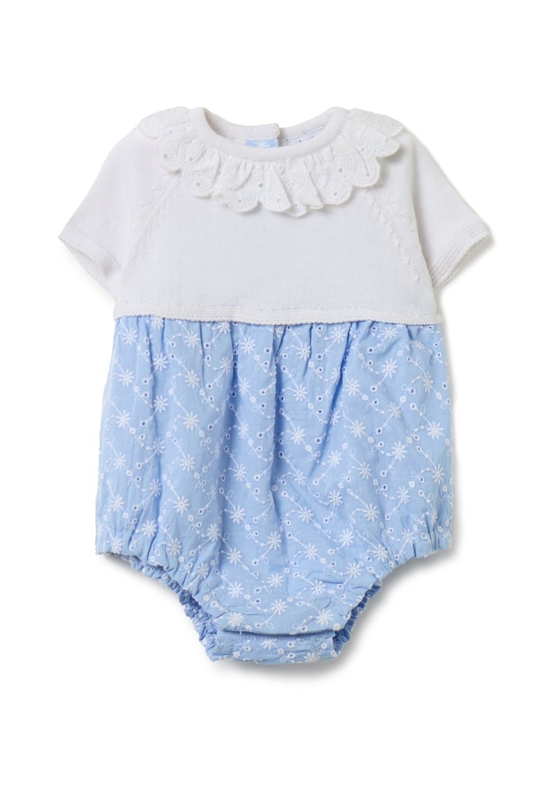 Romper de bebé azul claro con mangas cortas, un cuerpo tejido en blanco, un cuello con forma de ondas y bordados florales en la sección de la falda.