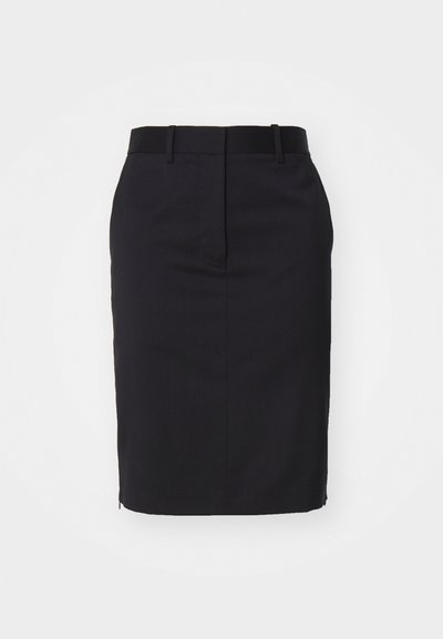 Μαύρη μίνι φούστα με στενή γραμμή, κατασκευασμένη από απαλό ύφασμα. Διαθέτει λογότυπο στη μέση και μια σχισμή στο πίσω μέρος για ευκολία κίνησης.