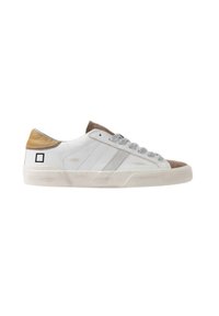 Sneakers bianchi bassi con accenti in suede marrone chiaro, dotati di lacci grigi, tre strisce metalliche, tallone testurizzato e un logo quadrato sul lato.