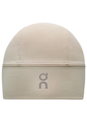 Bežna kapa od mekanog, rastezljivog materijala s glatkom teksturom. Ima šav preko sredine i diskretan sivi logo sprijeda.