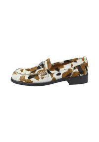 Loafer in koeienprint met een mix van bruin, zwart en witte vachtachtige textuur. Voorzien van een zwarte accenten op de bovenkant. Platte zool.