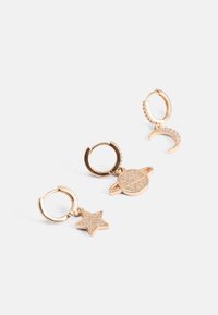 Orecchini a cerchio dorati con pendenti a forma di stella, pianeta e luna crescente, impreziositi da piccoli rhinestones trasparenti per un tocco di dettaglio in più.