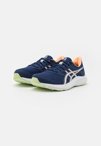 Zapatillas deportivas azul marino con parte superior de malla, suela blanca y verde claro, y acentos naranjas. Presentan cordones y un logo en la lengüeta.