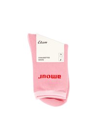 Rosa Baumwollsocken mit weißen Bündchen, auf der Seite mit dem Wort "amour" in kräftigen roten Buchstaben bedruckt. Mit Etikett und Pflegehinweisen.