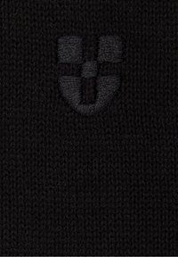 Bonnet en tricot noir avec une finition texturée, orné d'un logo noir brodé discret à l'avant. Tissu durable, design polyvalent.