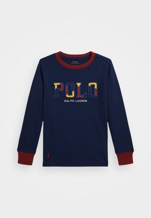 Marineblå langærmet skjorte med rød krave og manchetter, "POLO RALPH LAUREN" logo foran i gule, røde og blå bogstaver.