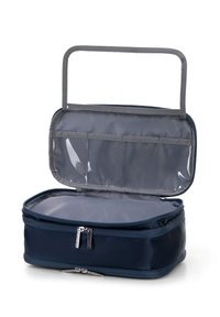 Granatowa torba podróżna wykonana z trwałej tkaniny, prostokątnego kształtu, z przezroczystą górną kieszenią, podwójnymi zamkami błyskawicznymi i szarym uchwytem do przenoszenia.