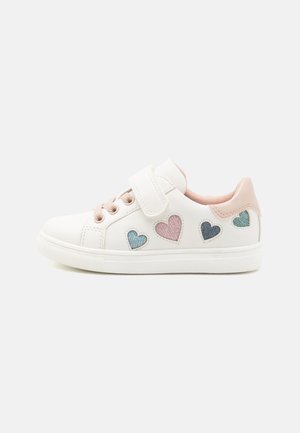 Baskets en cuir blanc avec une accent rose, ornées d'appliqués en forme de cœurs colorés en bleu et rose sur le côté. Fermeture à bande ajustable.