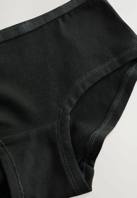 Svarta bomullsunderkläder med en mjuk textur, utrustade med en bred midjeresår och sydda kanter, designade för komfort och passform.