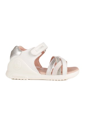 Sandalo bianco e argento per bambino con cinturino regolabile, punta aperta, soletta imbottita e suola flessibile progettati per comfort e supporto.