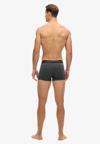 Boxers pour hommes de couleur gris foncé avec une ceinture noire contrastante ; design ajusté avec un tissu lisse et un style minimaliste.