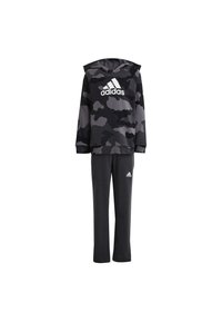Hoodie mimetico nero e grigio con logo Adidas bianco, abbinato a pantaloni neri solidi con un piccolo logo. Tessuto morbido, design casual.
