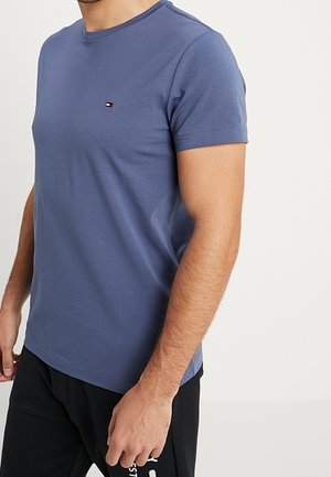 T-shirt à manches courtes col rond de couleur bleue unie. Fabriqué en coton doux avec un petit logo brodé sur la poitrine.