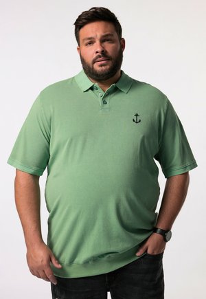 Grøn polo skjorte med korte ærmer, struktureret stof, tre-knaps knaplukning og sort anker broderi på venstre bryst.