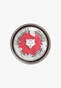 Rund glassbeholder med sølvkant, med en rød innvendig og et design av et hvitt tigeransikt omgitt av botaniske mønster.