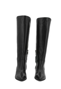 Stivali alti fino al ginocchio in pelle nera con punta appuntita, texture liscia e cerniere laterali per la chiusura. Design elegante con una silhouette aderente.