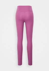 Leggings aderenti di colore rosa solido, con una vita alta e una superficie liscia. Nessun motivo visibile o accessori, gli orli inferiori sono chiusi.