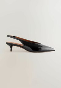 Schwarze Lackleder-Slingback-Absätze mit spitzer Zehenform, niedrigem Kitten-Heel und einem eleganten Design. Glatte Textur mit minimalen Akzenten.