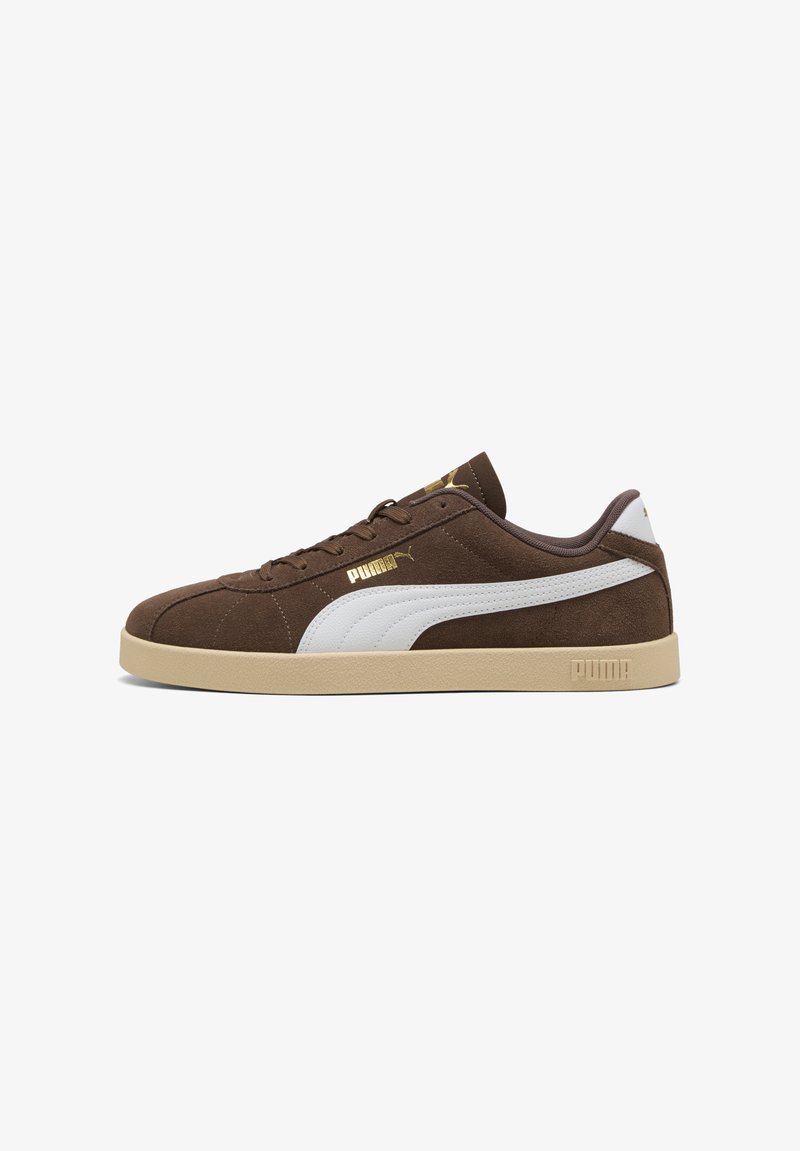 Brūni zamša sneaki ar baltām akcentiem, kas iezīmēts ar faktūru, noapaļotu purngalu, plakanu gumijas zoli un zelta PUMA logo detaļām.