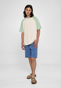 Urban Classics RAGLAN TEE - Trükipildiga T-särk - whitesand vintagegreen