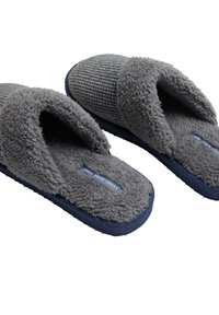 Zapatillas grises con un upper texturizado y un forro suave y aterciopelado. Las suelas son de color azul marino con un diseño robusto para mayor comodidad y estabilidad.