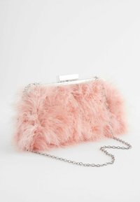 Rózsaszín műszőrme borítású, téglalap alakú clutch táska ezüst csattal és lánc pánttal. Strukturált felület, amely puha és bolyhos megjelenésű.