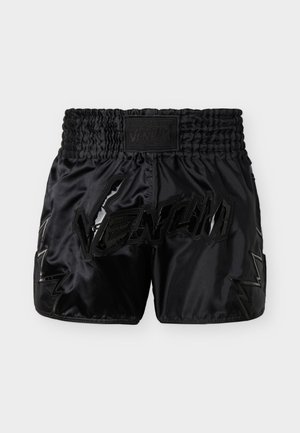 Pantaloncini Muay Thai in raso nero con fascia elastica in vita, caratterizzati da scritta "Venum" in grassetto e disegni di fulmini ai lati.