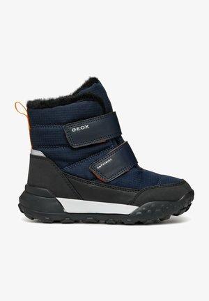Bottes d'hiver montantes bleu marine avec doubles bandes Velcro, semelle en caoutchouc noire, tige en tissu texturé et accent orange au talon.