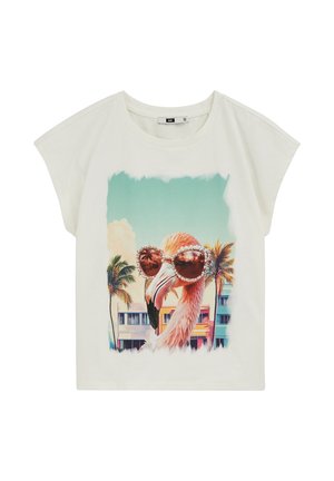 Balti trumpomis rankovėmis marškiniai su flamingu, dėvinčiu dideles saulės akinius, fone matomi palmės medžiai ir spalvingi pastatai.