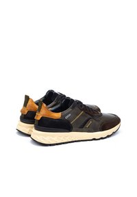 Zapatillas para hombre de cuero y ante en verde oscuro, marrón y beige, con una suela texturizada y un diseño minimalista con cordones.