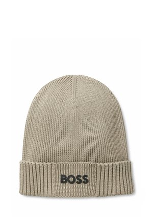 Beige gestrickte Mütze mit umgeschlagenem Rand und schwarzem "BOSS" Logo mittig auf dem Rand.