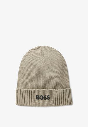 Beżowa dziergana czapka z podwiniętym mankietem i czarnym logo "BOSS" na środku mankietu.