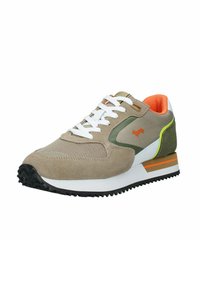 Sneaker in suede e mesh color tan con lacci bianchi, dettagli verdi e arancioni, suola testurizzata e intersuola bianca per un supporto aggiuntivo.