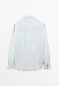 Lichtblauw langslibbend shirt met verticale witte strepen, een kraag, knoopmanchetten en een gebogen zoom, gemaakt van een gladde stof.