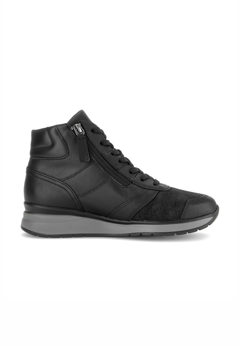 Zwarte hoge sneakers van een combinatie van glad leer en textuurleer, met een vetersluiting aan de voorkant en een rits aan de zijkant, op een grijze rubberen zool.