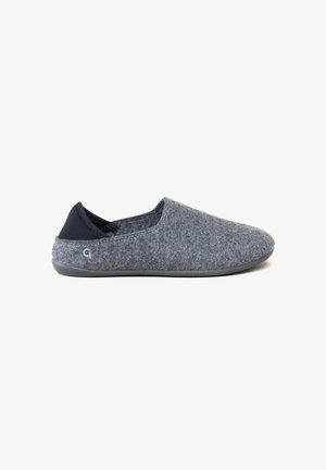 Chausson gris en velours à enfiler avec une forme arrondie, texture douce et accents en nylon noir au talon et au col ; semelle en caoutchouc.