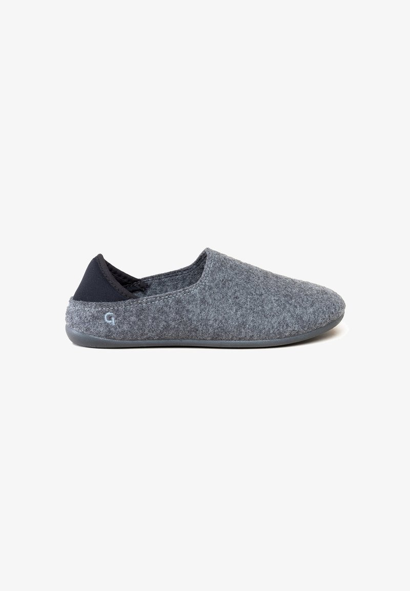 Chausson gris en velours à enfiler avec une forme arrondie, texture douce et accents en nylon noir au talon et au col ; semelle en caoutchouc.
