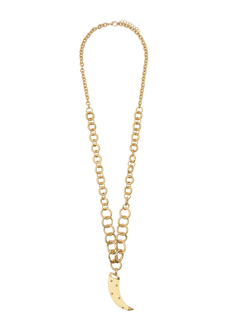 Złoty naszyjnik z łańcuszkiem, posiadający duże okrągłe ogniwa oraz półksiężycowy wisiorek o gładkim, jasnym wykończeniu i małych ćwiekach.