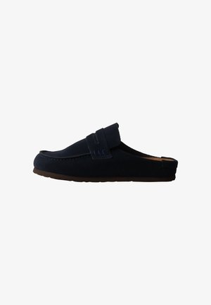 Mocassin bleu foncé à enfiler avec un petit talon et un détail de bride sur le dessus, présenté de côté sur fond blanc.