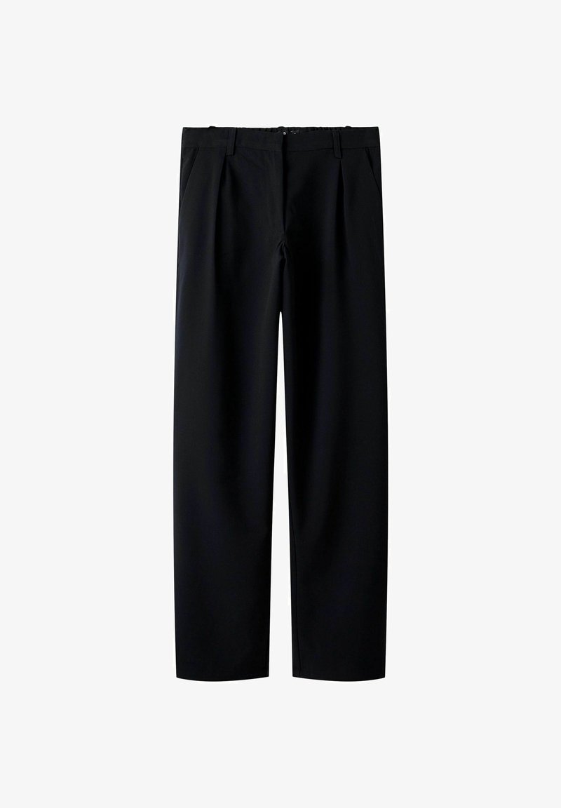 Pantalon noir sur mesure à jambe droite avec passants pour ceinture et poches avant, adapté pour une tenue formelle ou de bureau.