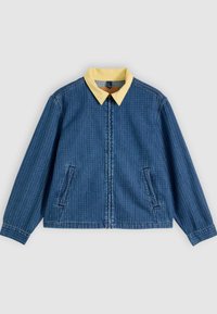 Μπλε τζιν μπουφάν με διακριτικό σχέδιο καρό, φερμουάρ μπροστά, δύο κεκλιμένες τσέπες και αντίθετο ανοιχτό κίτρινο γιακά.