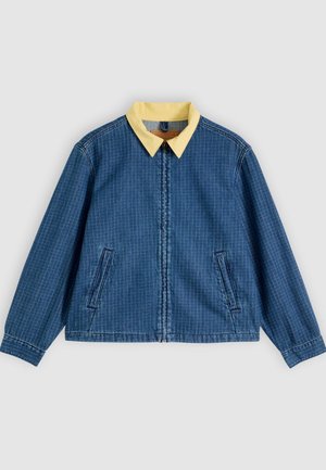 Chaqueta de mezclilla azul con patrón sutil de cuadrícula, cierre frontal con cremallera, dos bolsillos inclinados y cuello contrastante en amarillo claro.