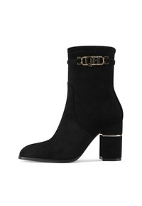 Stivaletto in pelle scamosciata nera con tacco a blocco, caratterizzato da una fibbia con logo dorato come dettaglio, forma elegante e texture liscia.