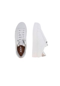 Sneaker bianche con tomaia in pelle liscia, dettaglio in argento testurizzato sul tallone, lacci piatti e logo in rilievo sul lato. Suola in gomma bianca.