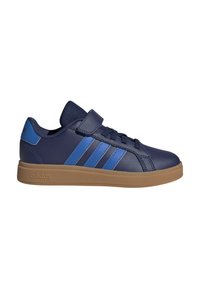 Zapatilla deportiva azul marino con tres rayas azules, una correa de velcro y cordones, parte superior sintética y suela de goma beige.