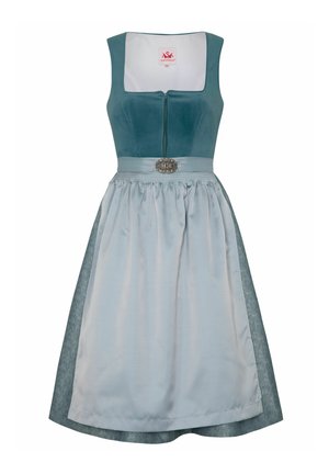Vêtements traditionnels en teal et bleu clair, comprenant un haut ajusté, une jupe froncée et une boucle en argent décorative à la taille.