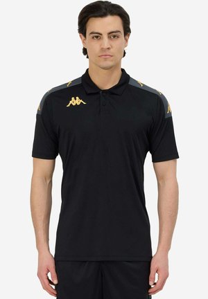 Polo shirt nera con colletto, presenta dettagli dorati sulle spalle e sul logo. Realizzata in materiale leggero, maniche corte con una texture liscia.