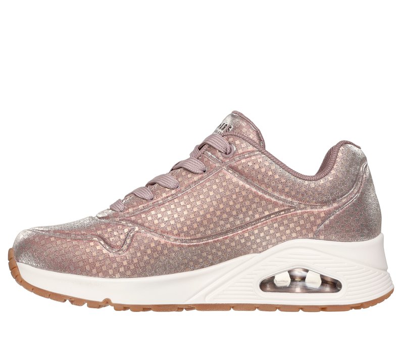 Baskets métalliques roses avec un motif en grille texturé, bout arrondi, fermeture à lacets, semelle rembourrée et coussin d'air visible dans le talon.