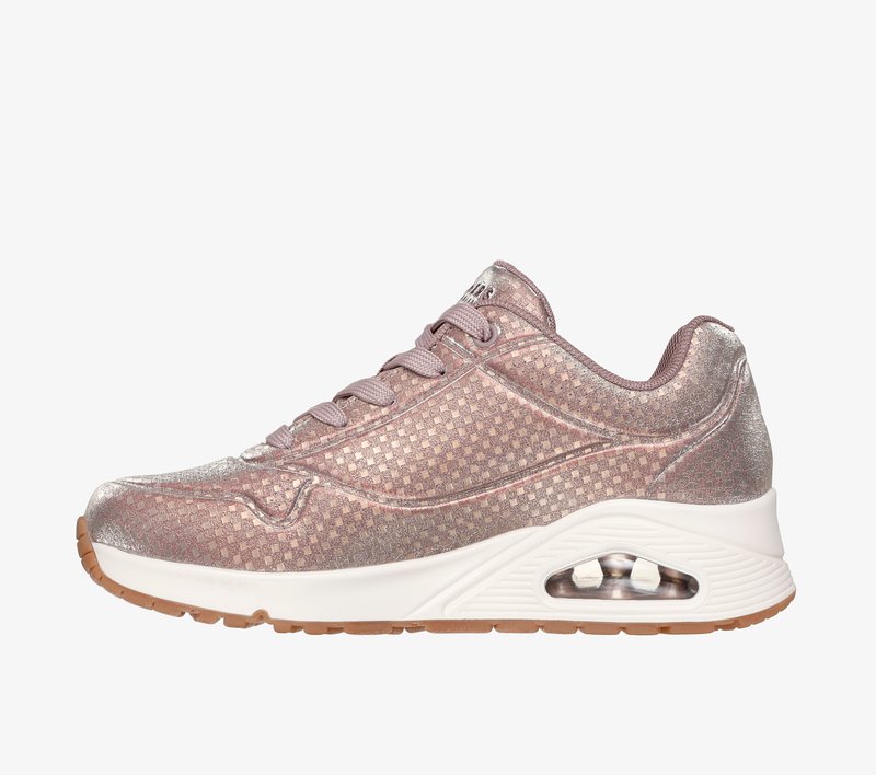 Rosa metallische Sneaker mit strukturiertem Rautenmuster, abgerundeter Zehenpartie, Schnürverschluss, gepolsterter Sohle und sichtbarer Luftpolsterung in der Ferse.