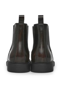 Stivali Chelsea in pelle nera con pannelli laterali elasticizzati, tacco rialzato e suola in gomma testurizzata, caratterizzati da una finitura liscia e dettagli di cucitura minimali.